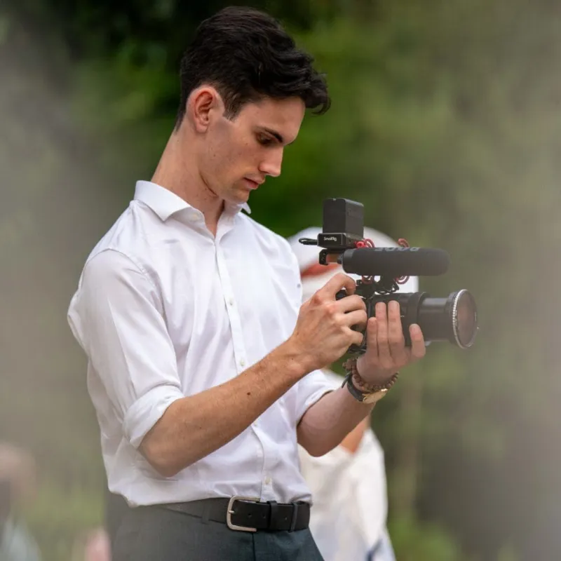Nathan Dayer, vidéaste à Chamoson, caméra en main pendant un tournage