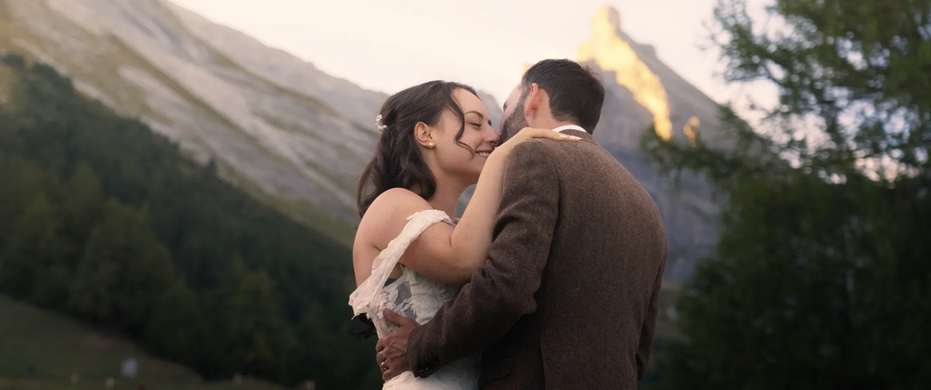 Un baiser devant les montagnes, image étalonnée